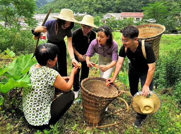 采访研究生助力团工作_副本.jpg